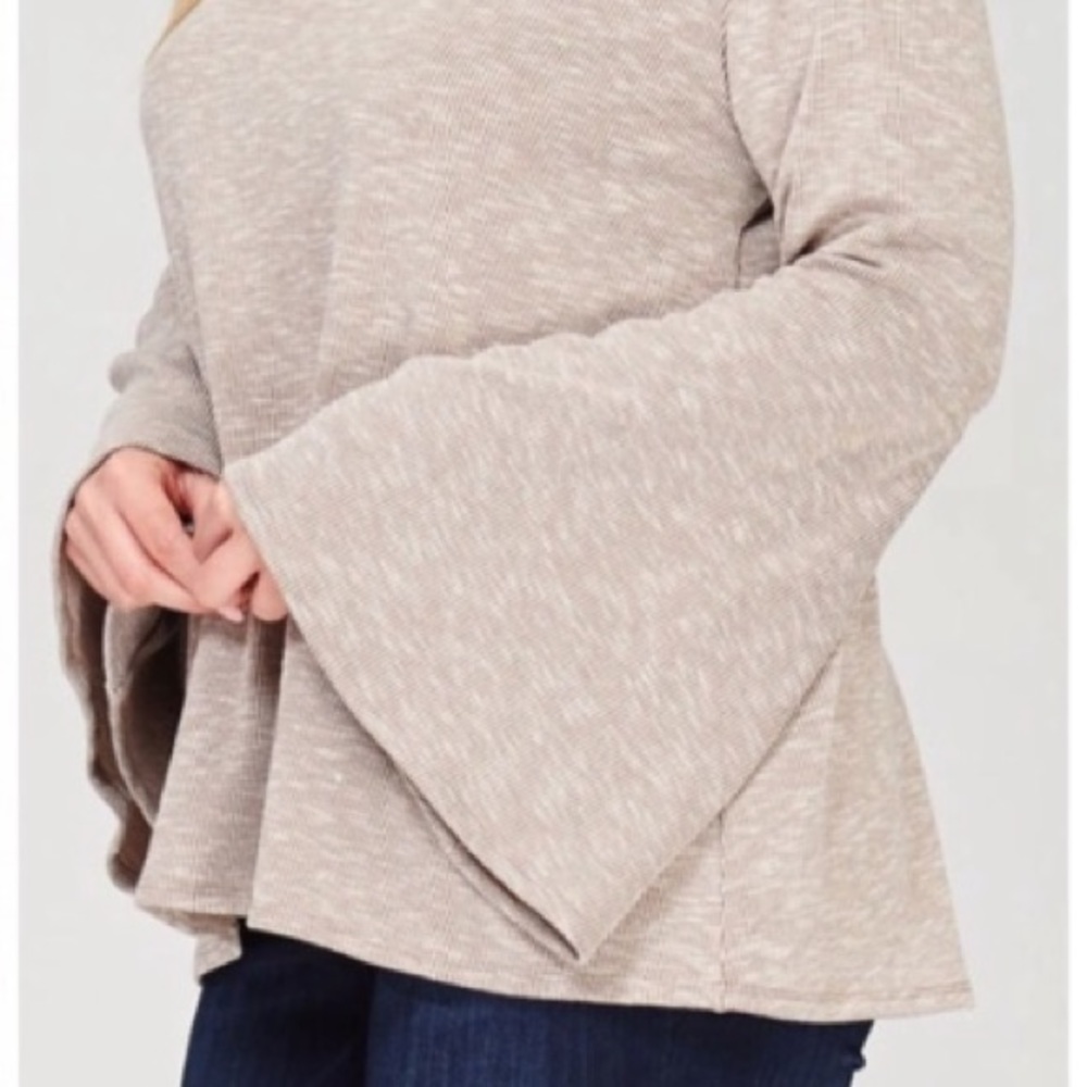 Ribbed Bell Sleeved Scoop Nevk